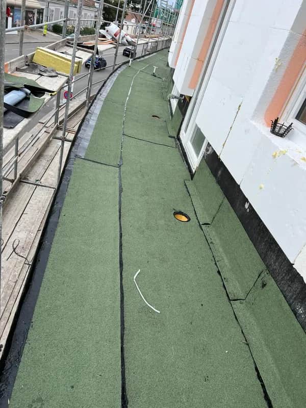 Flachdachsanierung - Sicherheit und Effizienz auf der Baustelle