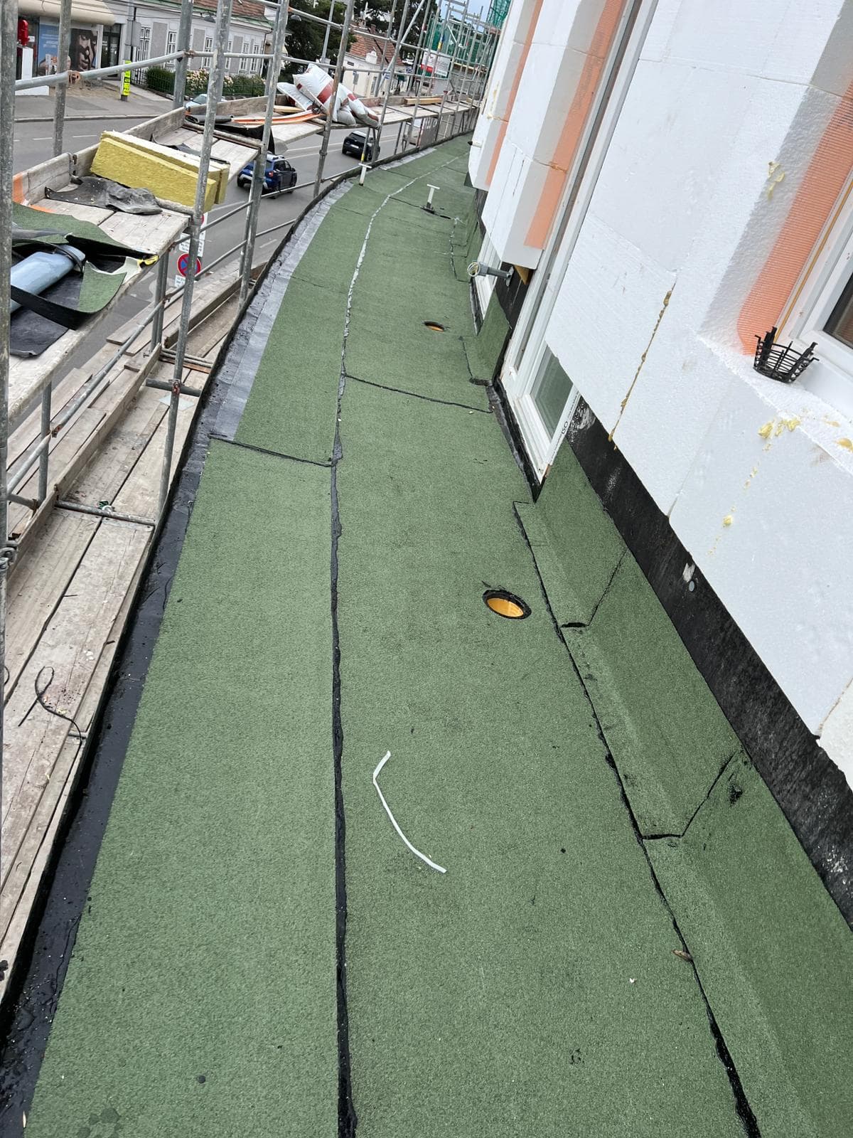 Flachdachsanierung - Sicherheit und Effizienz auf der Baustelle