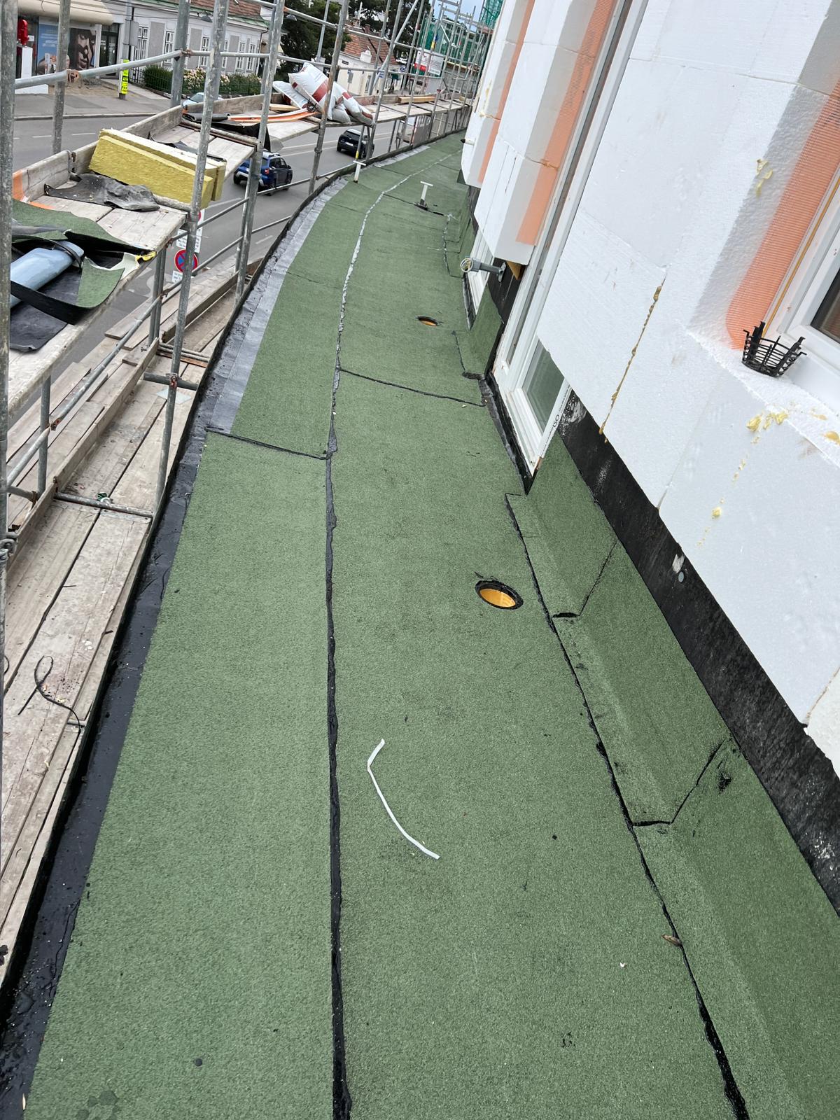 Flachdachsanierung - Sicherheit und Effizienz auf der Baustelle