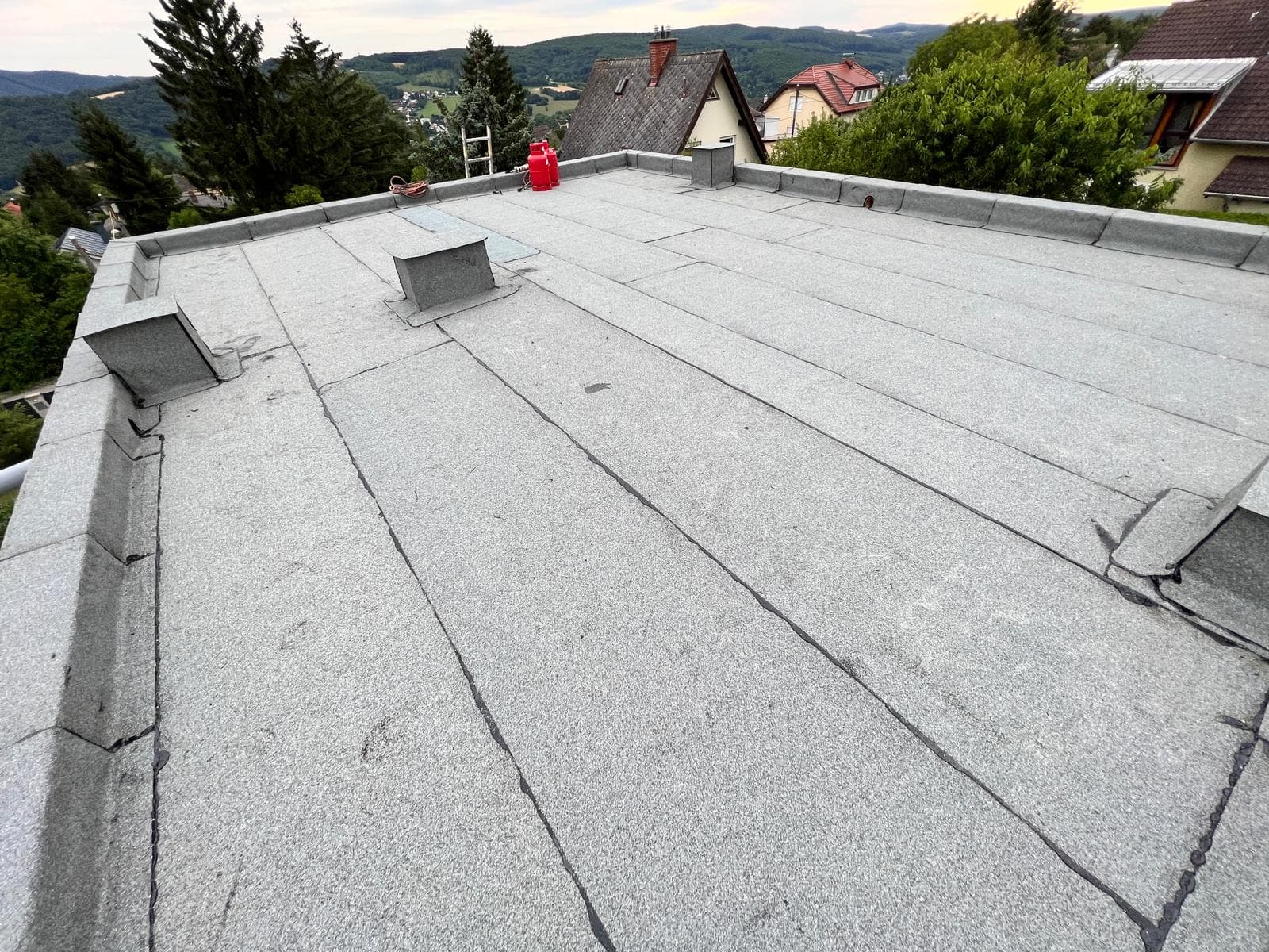 Fachmännische Flachdachabdichtung – Langlebigkeit trifft Ästhetik